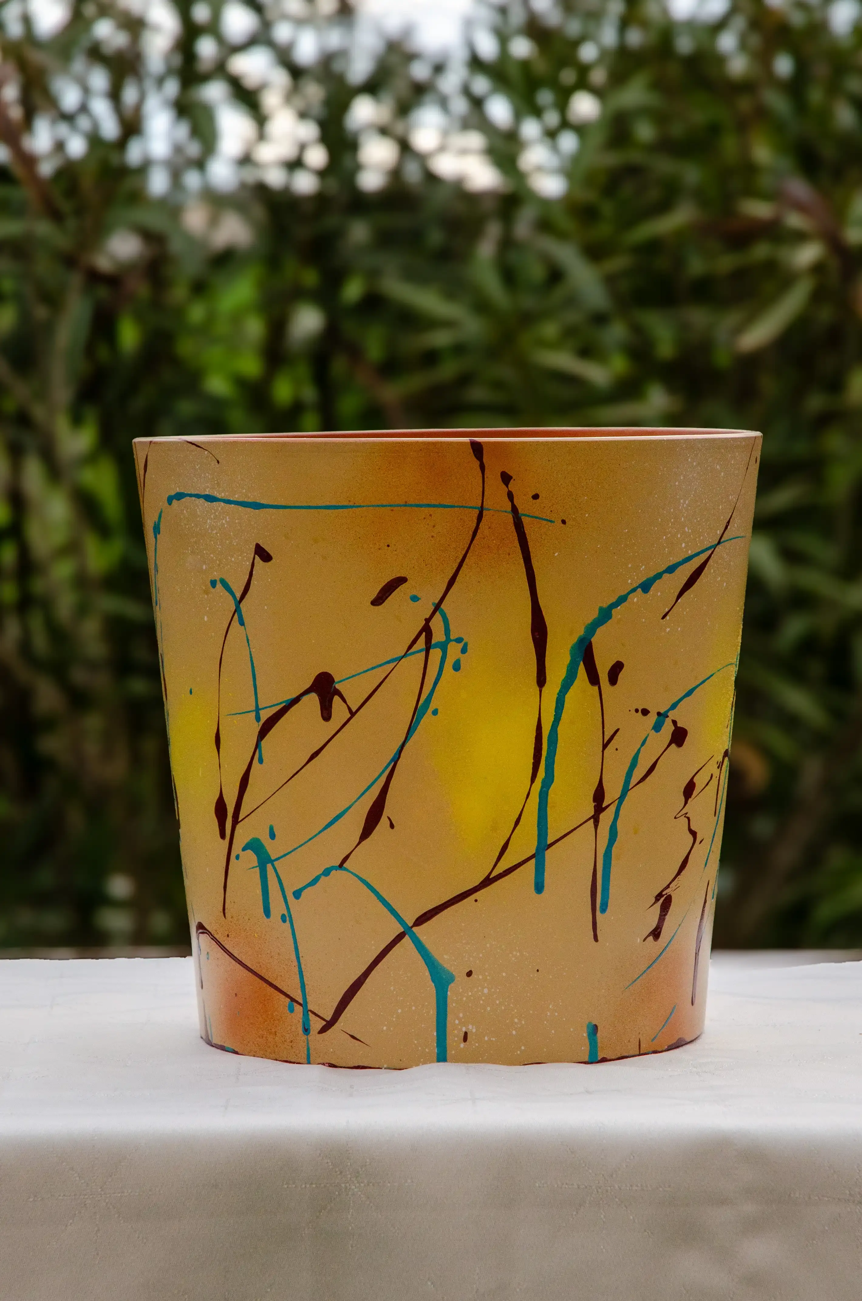 Pot de fleur beige