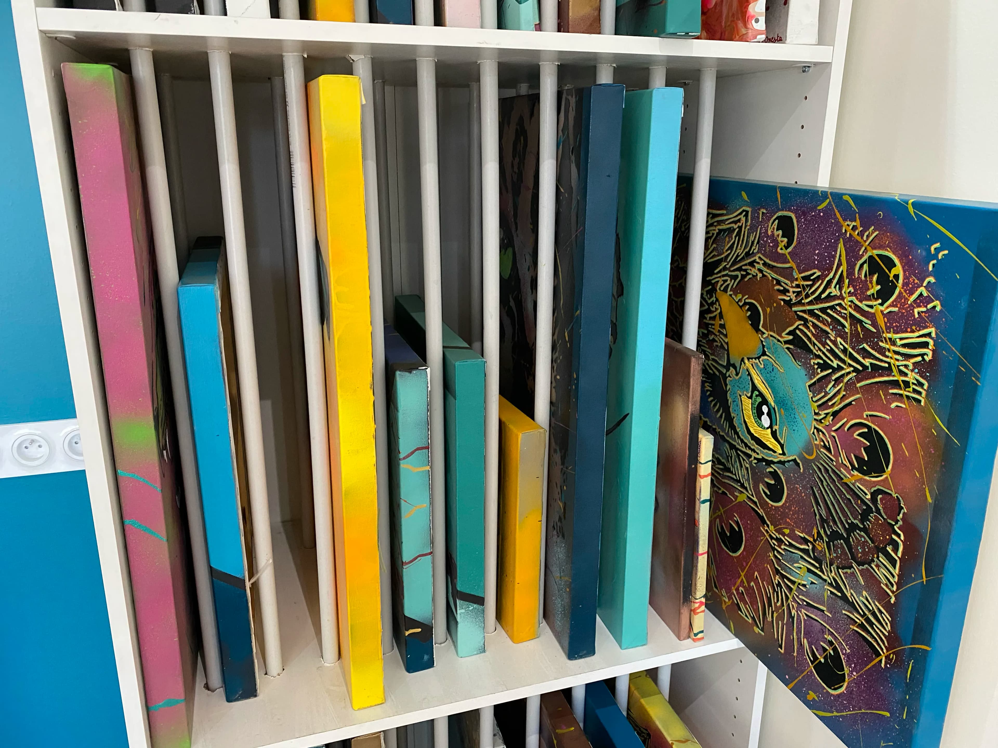 Comment créer un rangement à toiles DIY quand on est artiste (solutions simples et durables)