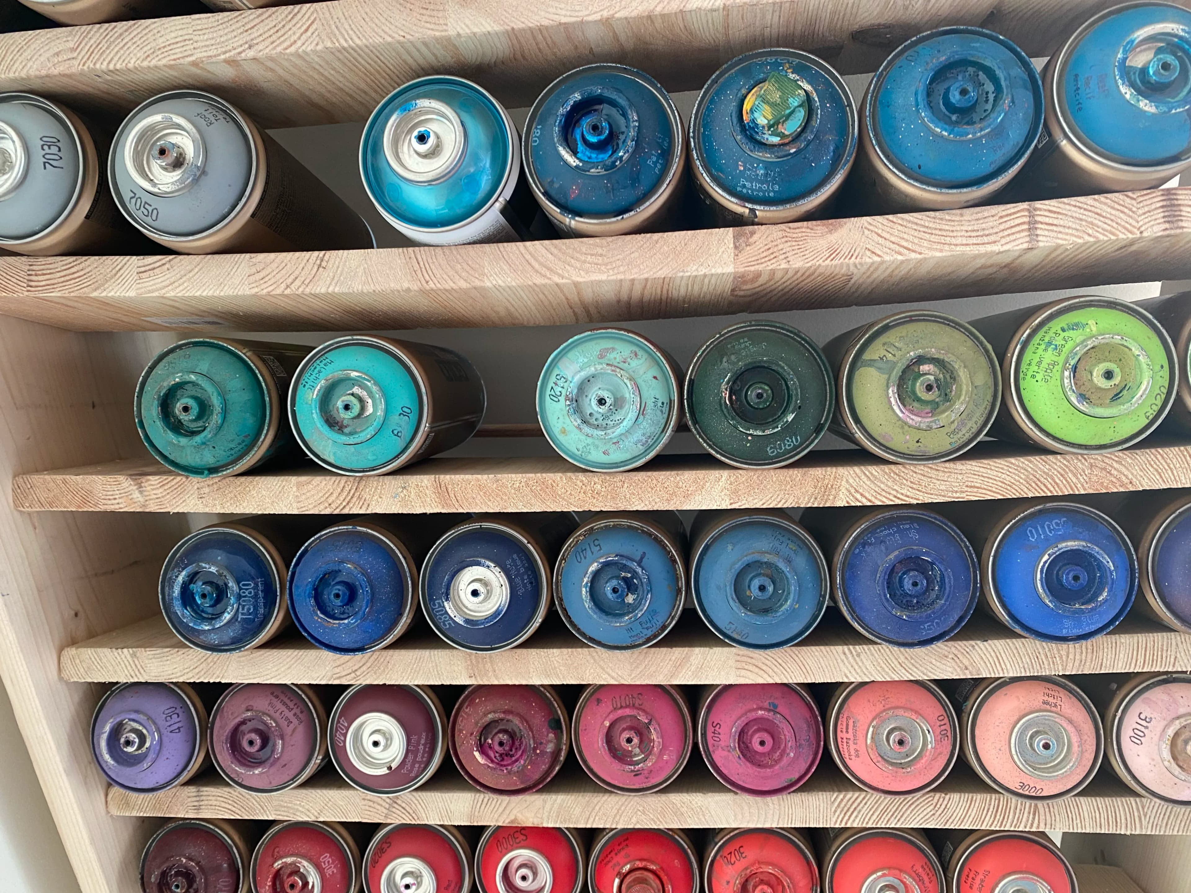 Créer un meuble à aérosols DIY pour son atelier d’artiste